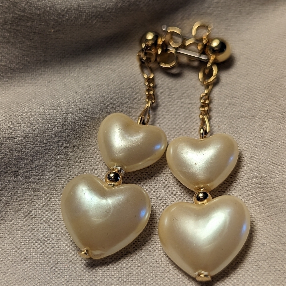 💕 Hearts 2 Faux Pearls Earrings post backs drop dangle pretty Valentine's Day - Picture 2 of 6